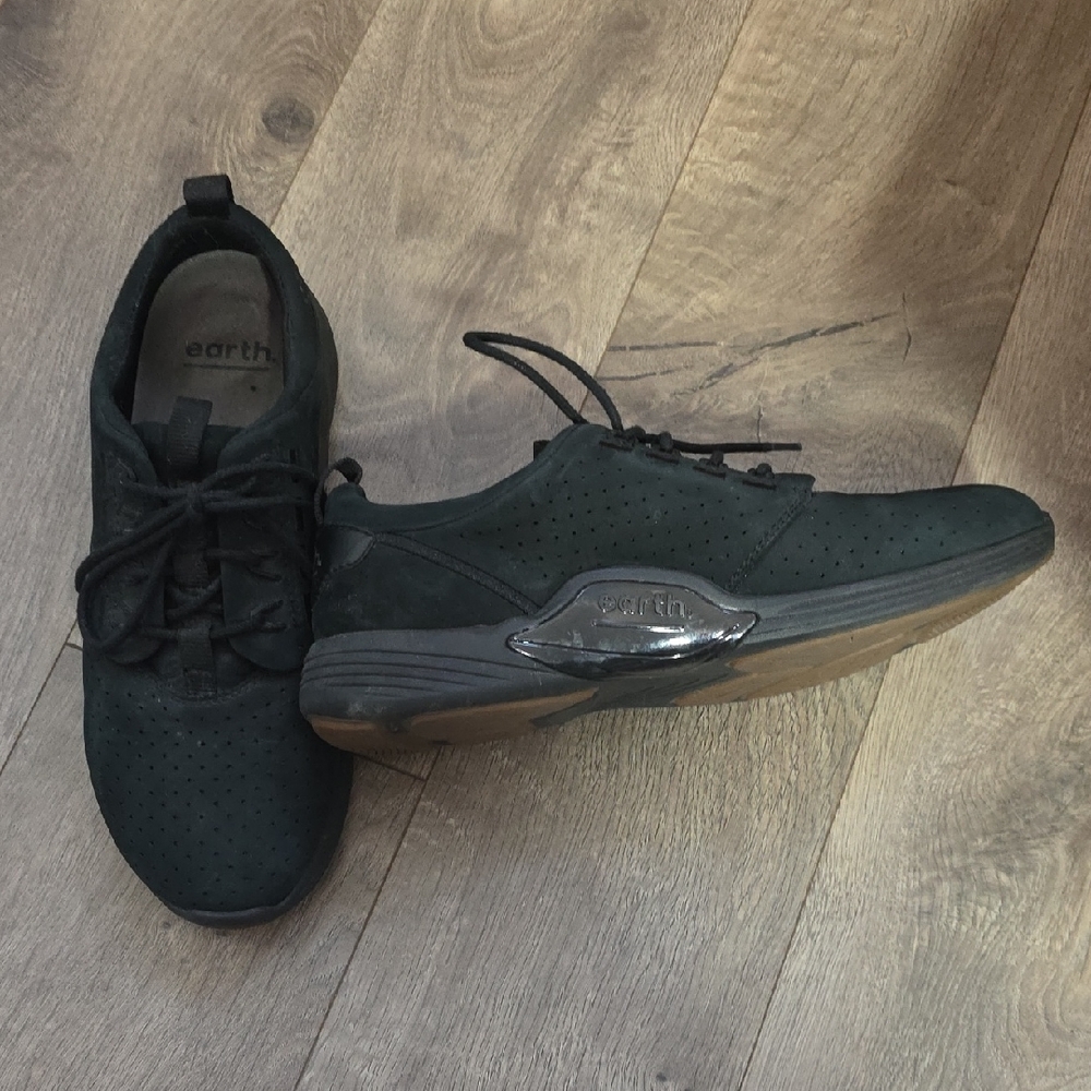 Earth - Black Leather Sneakers - Like New - Size Men's 8.5M / Women's 10.5W